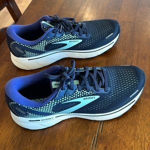 Excellent condition Brooks Ghost running shoes in purple and blue.
